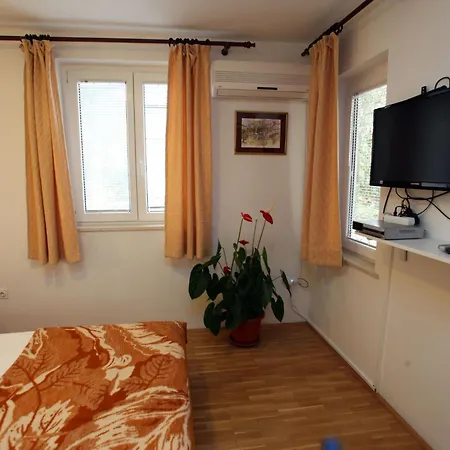 Ivana Mitten Im Blumengarten By Interhome *