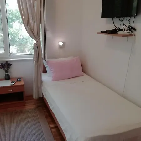 Ivana Mitten Im Blumengarten By Interhome Daire