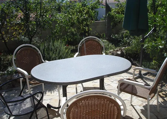 Ivana Mitten Im Blumengarten By Interhome *