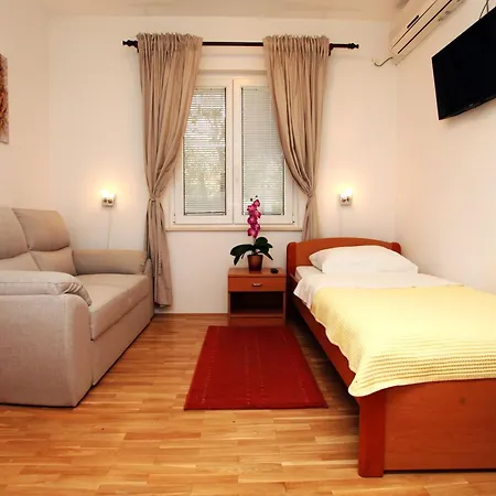 Ivana Mitten Im Blumengarten By Interhome Apartman