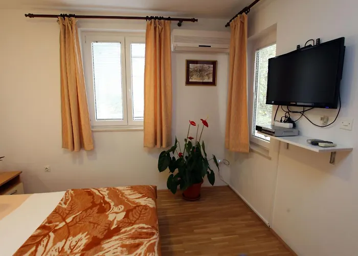 Ivana Mitten Im Blumengarten By Interhome *